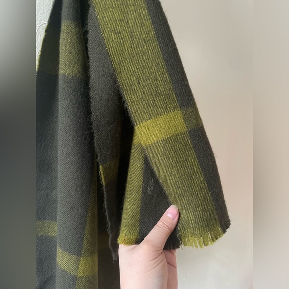 Authentic Burberry Green Scarf - Picture 4 of 7